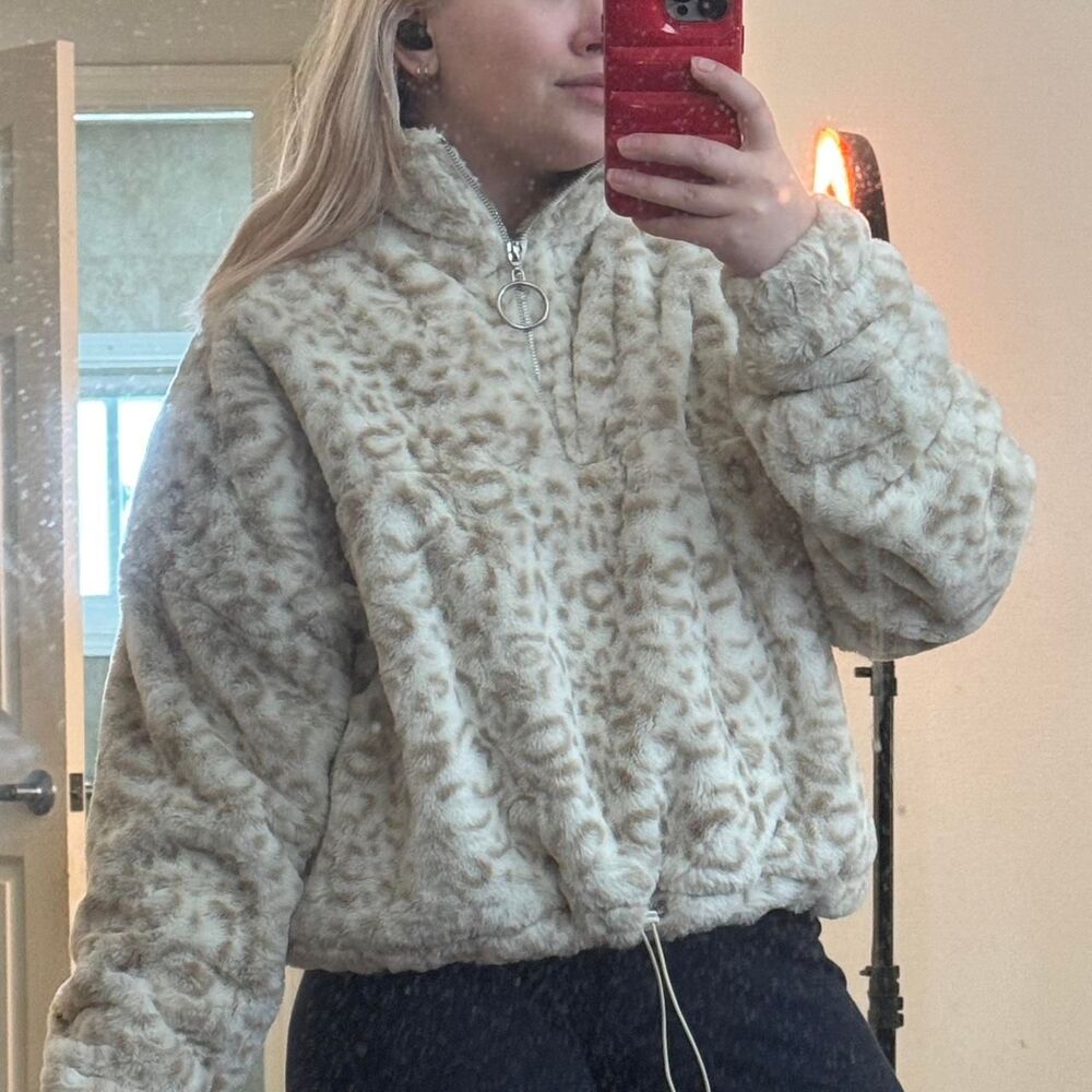 Motel Women's Cream and White Sweatshirt